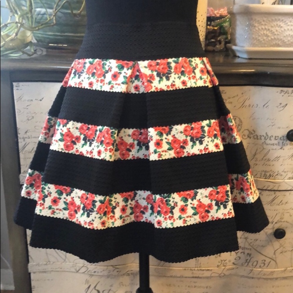 Floral Skirt Red White and Black Women’s Large